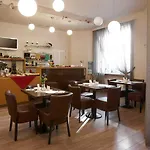 Edvards Viesnīca